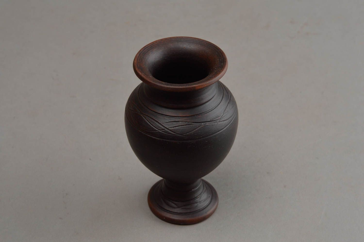 Vase décoratif fait main petit brun foncé en céramique technique de poterie photo 3