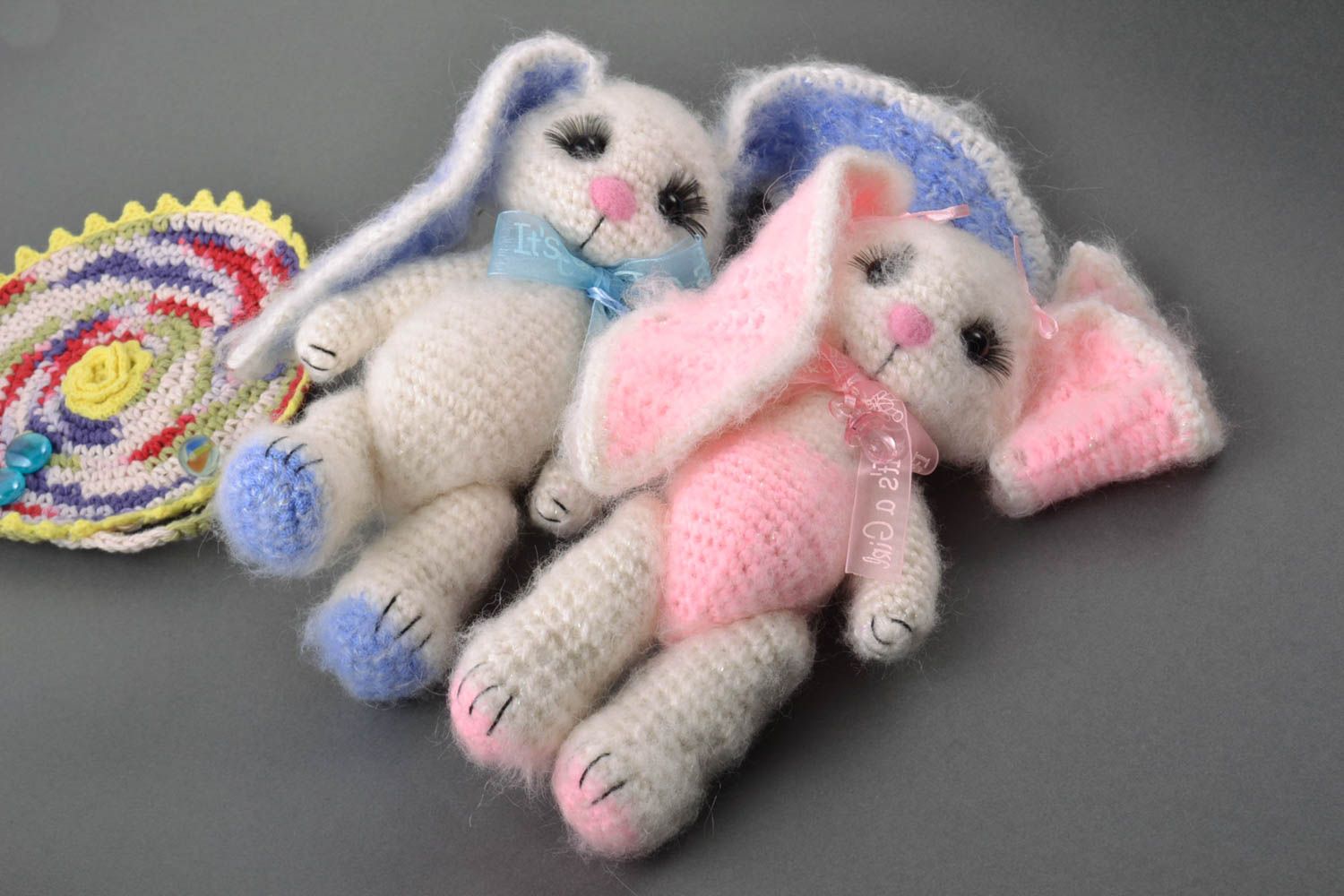 Deux jouets mous Lièvres tricotés en coton naturel originaux beaux faits main photo 1
