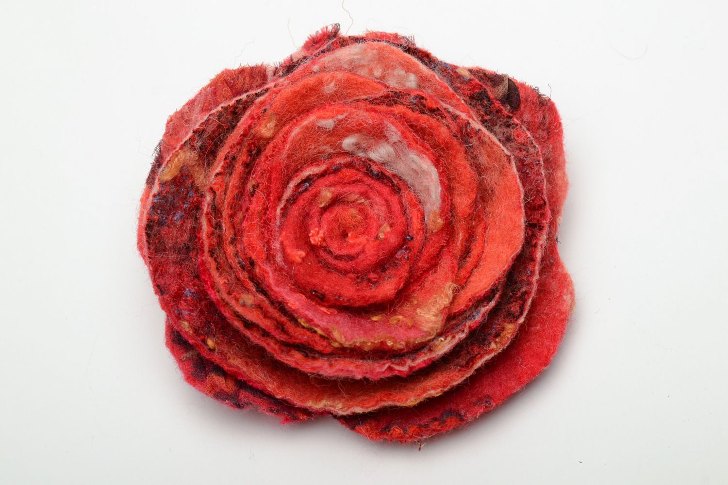 Broche en laine feutrée fleur rouge photo 3