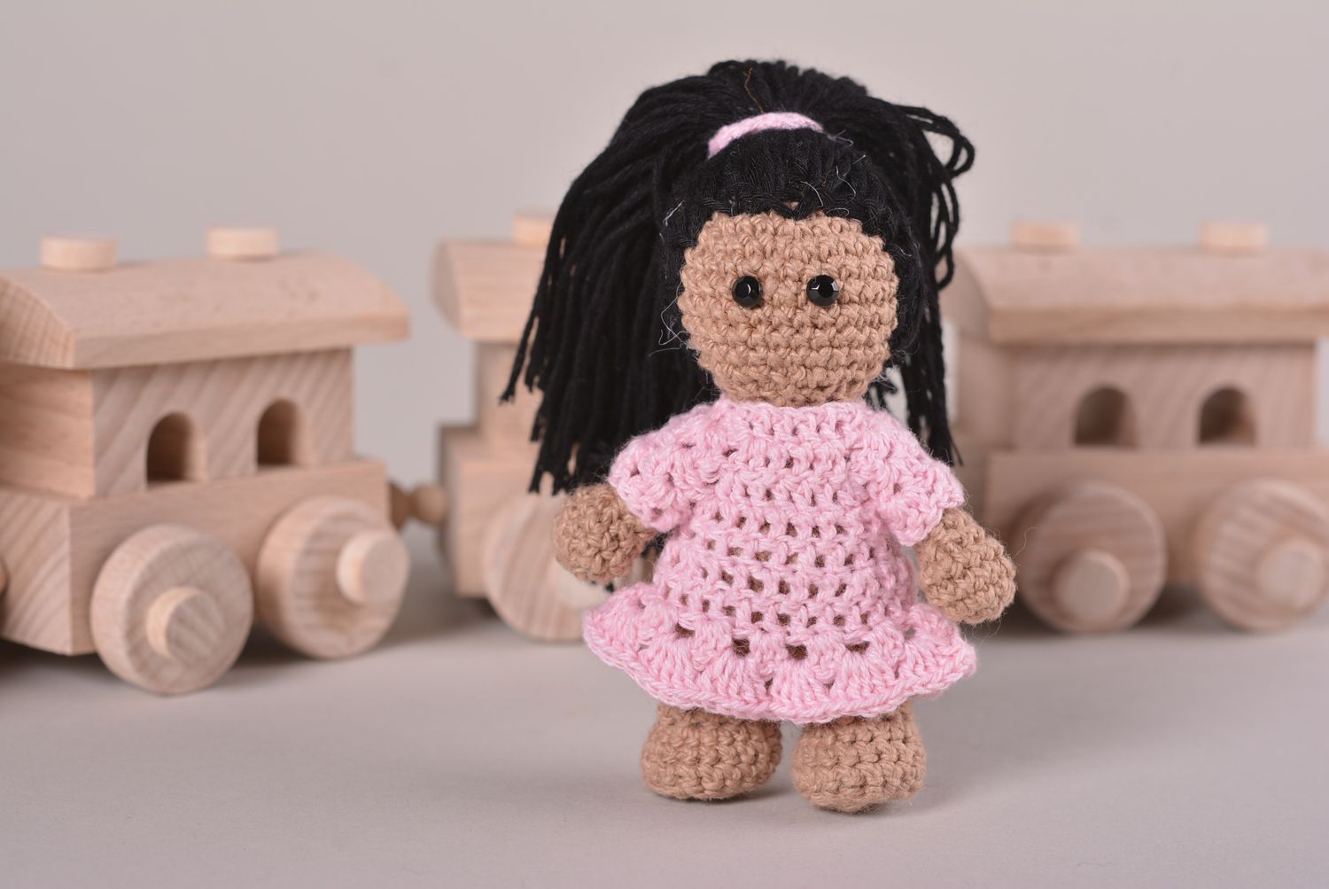 Кукла крючком милая кукла ручной работы мягкая игрушка девочка в розовом платье фото 1
