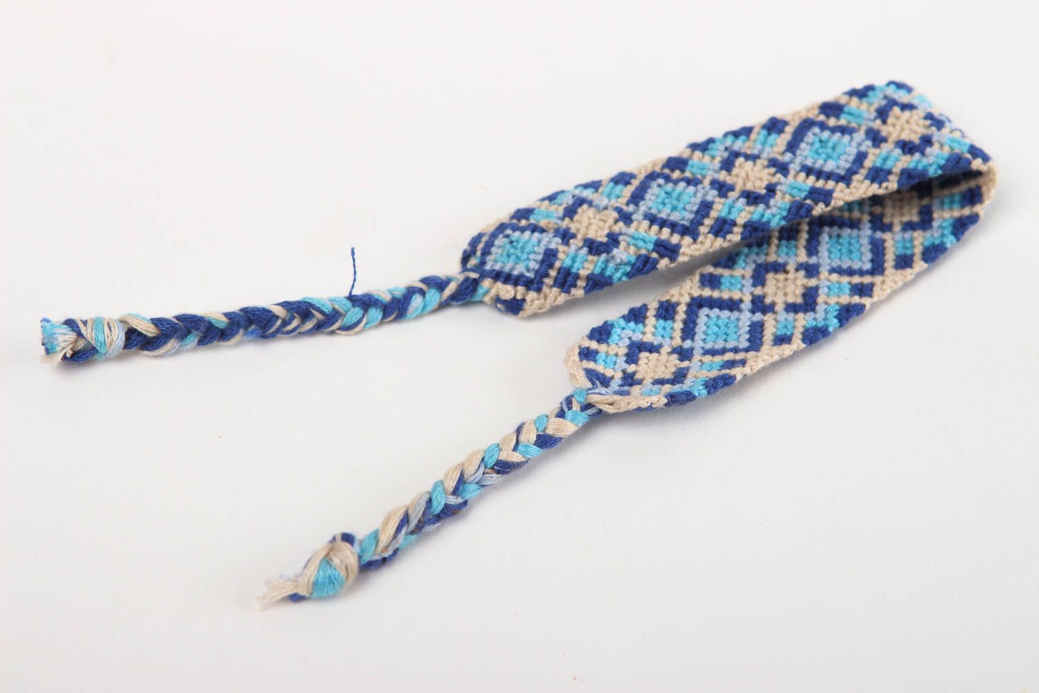 Украшение ручной работы красивый браслет бело голубой вязаное украшение фото 4