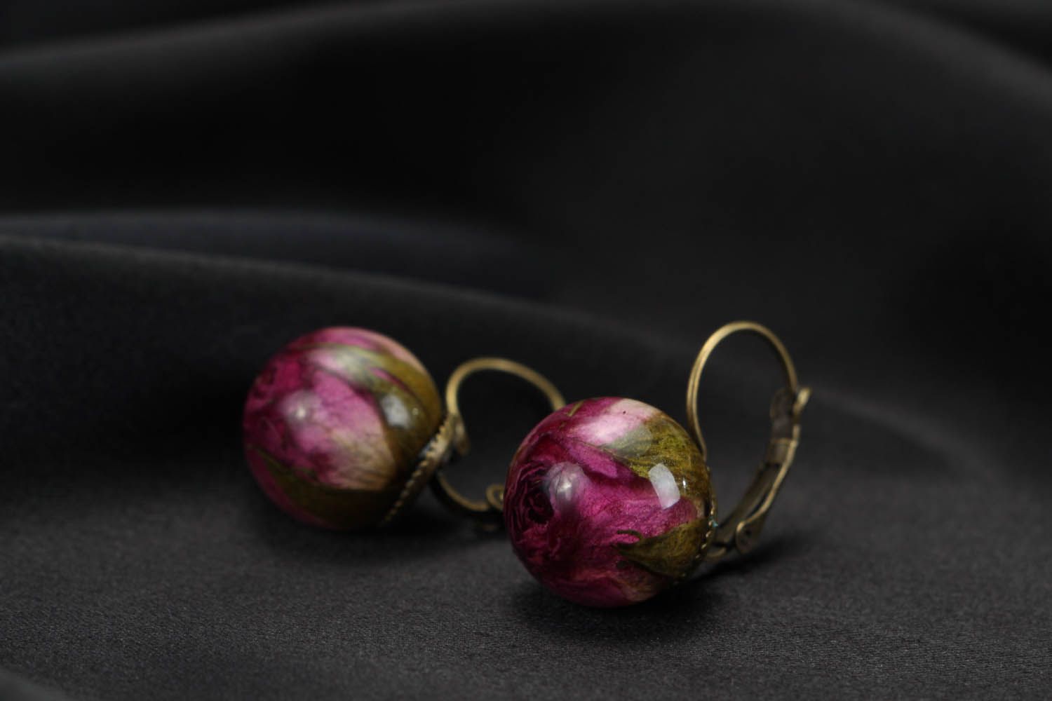 French clip earrings made of real rose buds photo 3