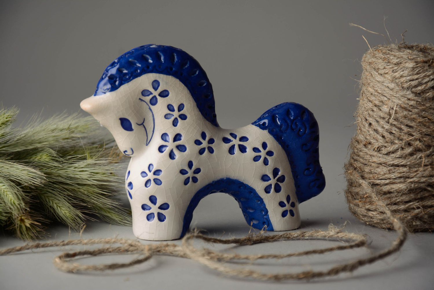 Глиняная лошадка в голубых цветах фото 5