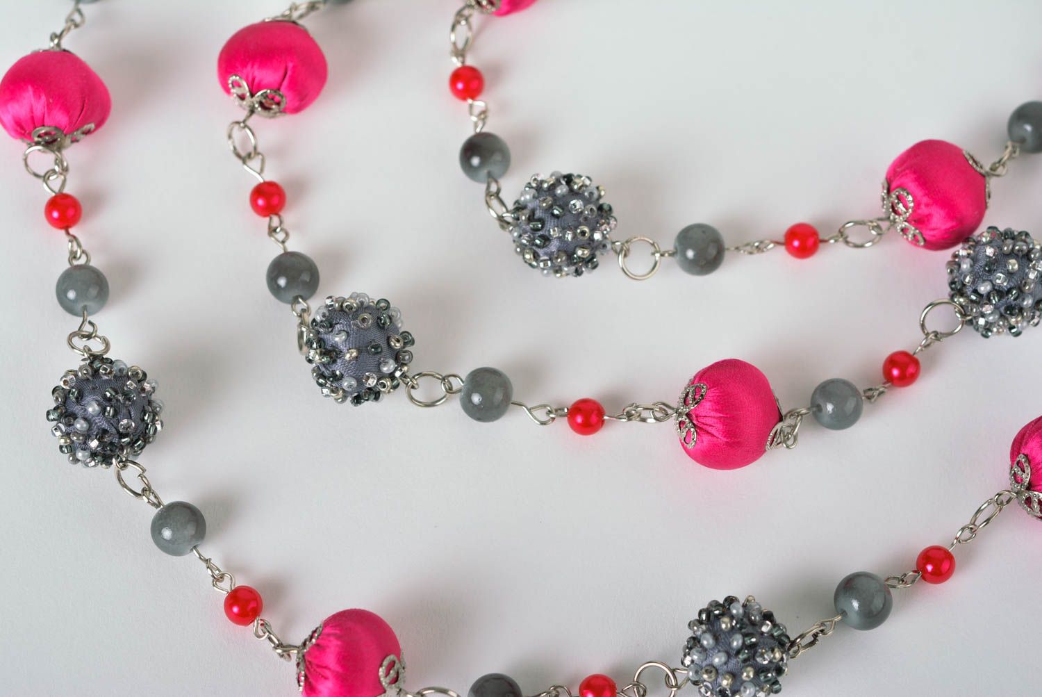 Collier perles de rocaille Bijou fait main gris rose Accessoire femme design photo 4