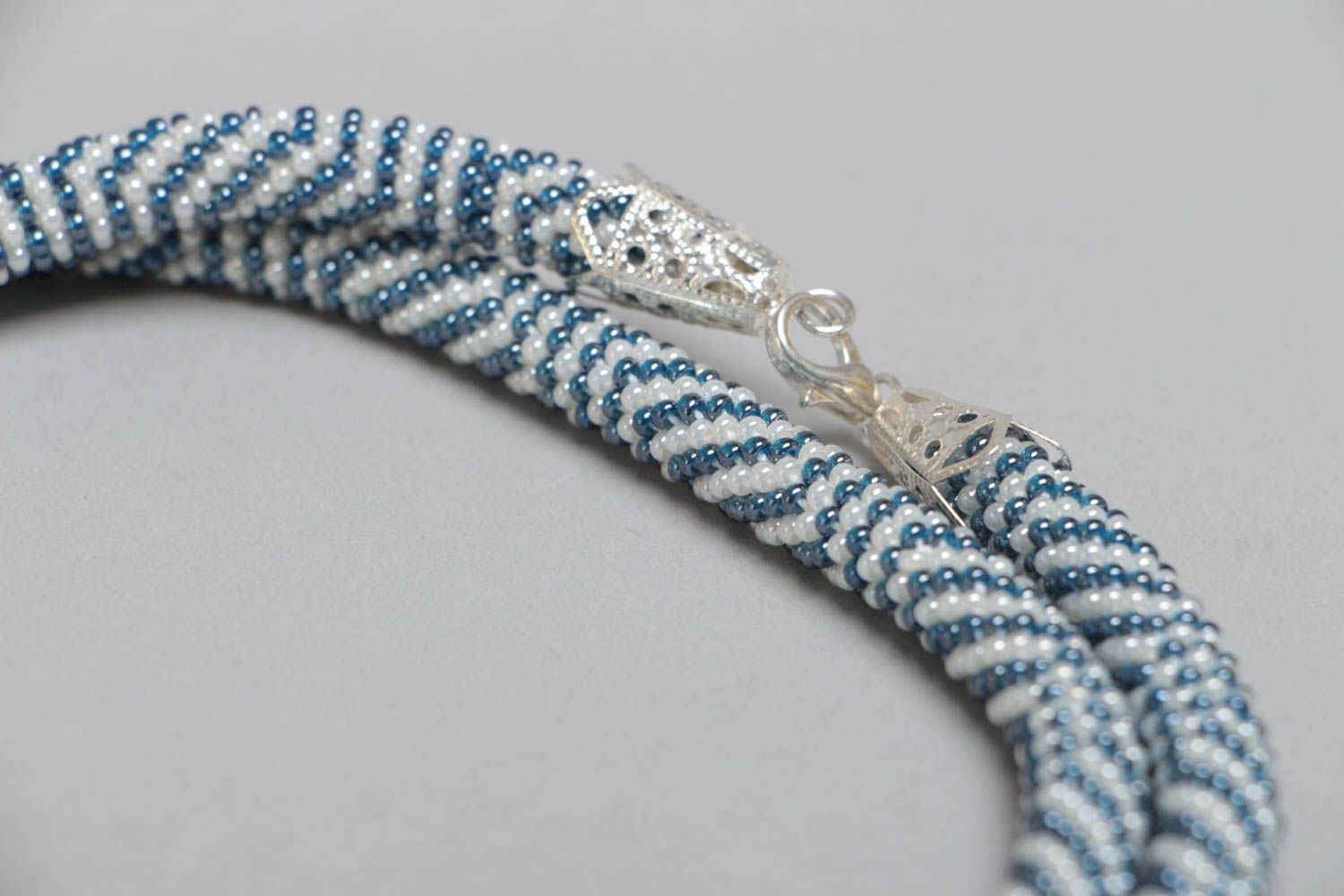 Collier spirale en perles de rocaille tchèques lariat fait main blanc bleu photo 4