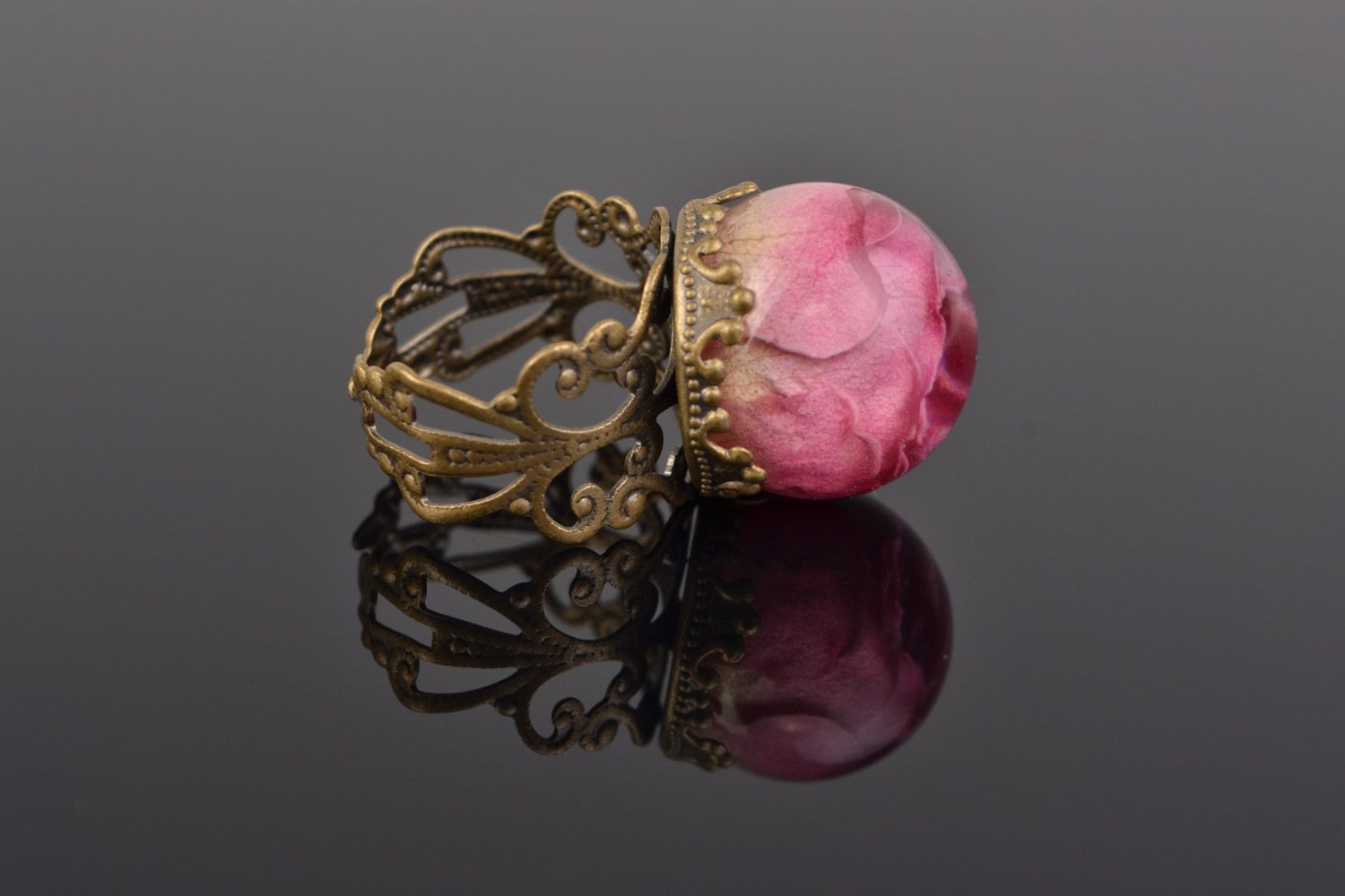 Кольцо с бутоном розы в эпоксидной смоле ручной работы розовое ажурное фото 5