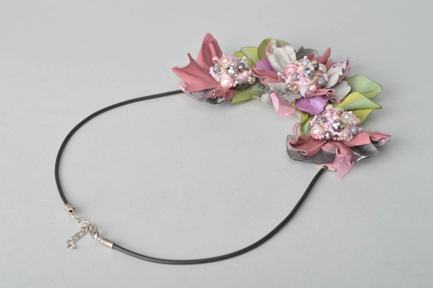 Кожаное колье подарок ручной работы массивное ожерелье розово серое цветочное фото 5