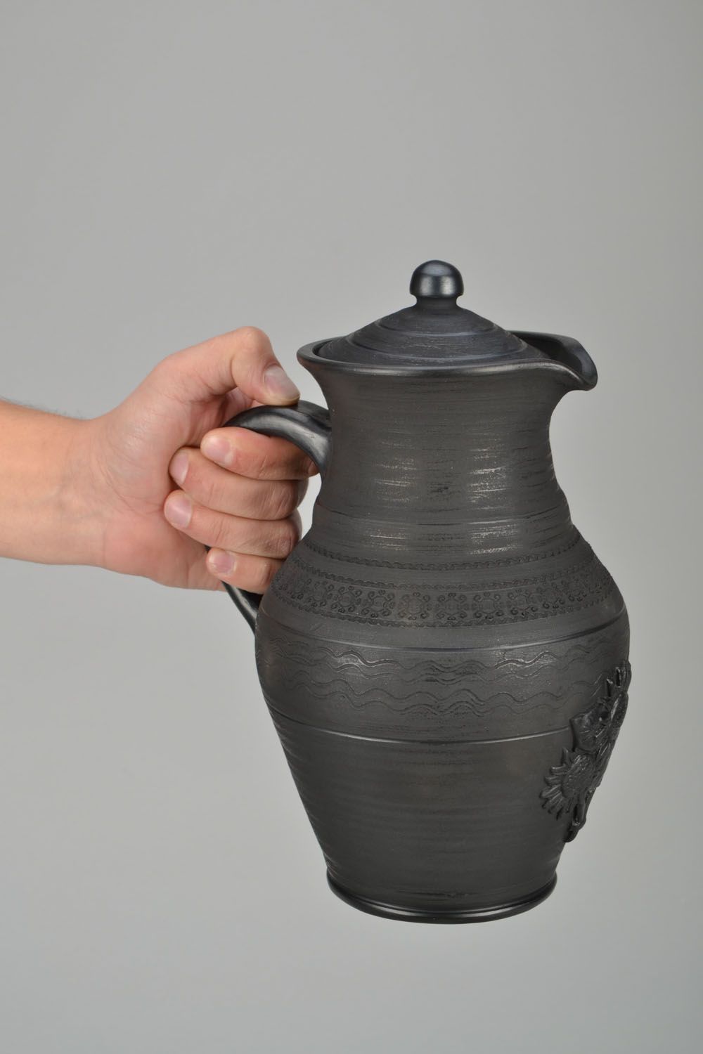 100 oz ceramic black clay pitcher with handle, lid, and molded décor 2,25 lb photo 2
