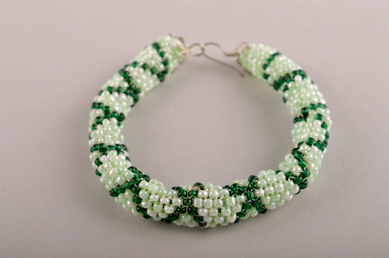 Bracelet en perles de rocaille Bijou fait main blanc-vert insolite Cadeau femme photo 2