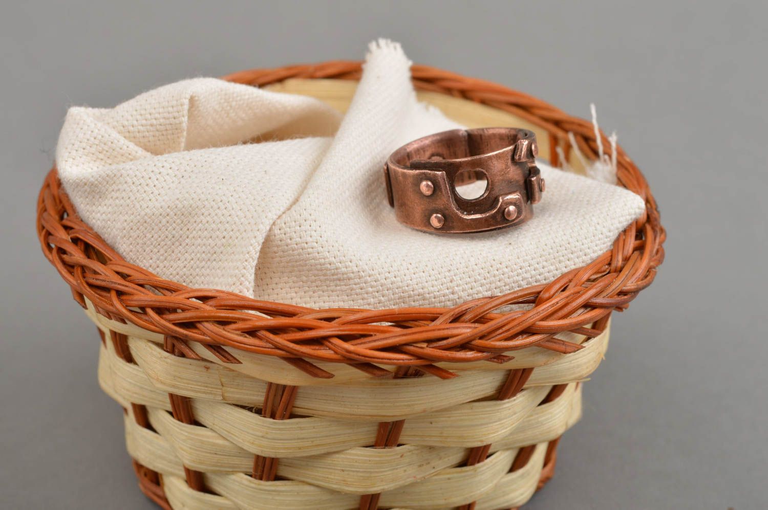 Schöner massiver brauner eleganter handgemachter Ring aus Kupfer für Herren foto 1