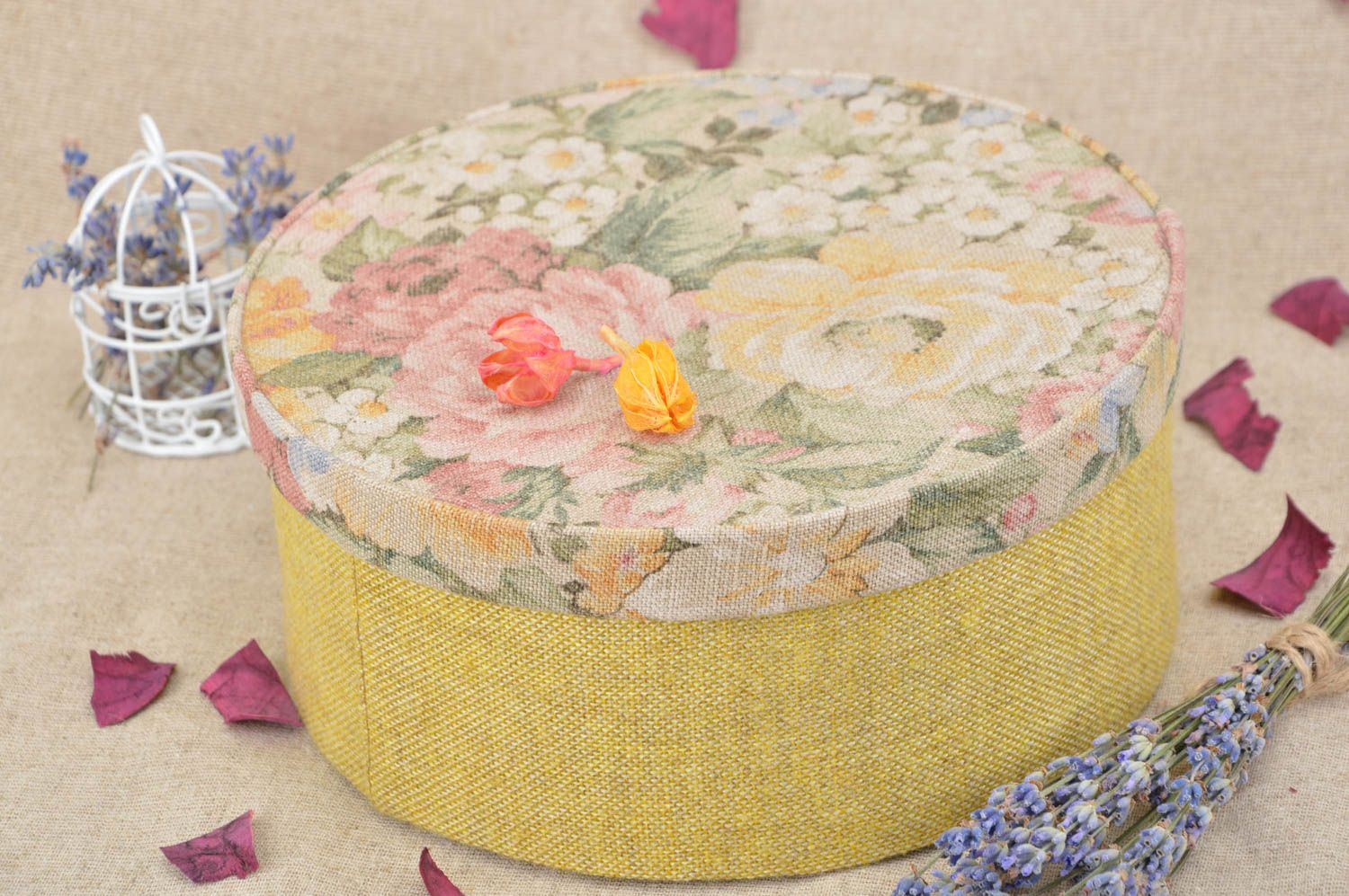 Boîte ronde en carton avec couvercle jaune motif floral style vintage faite main photo 1