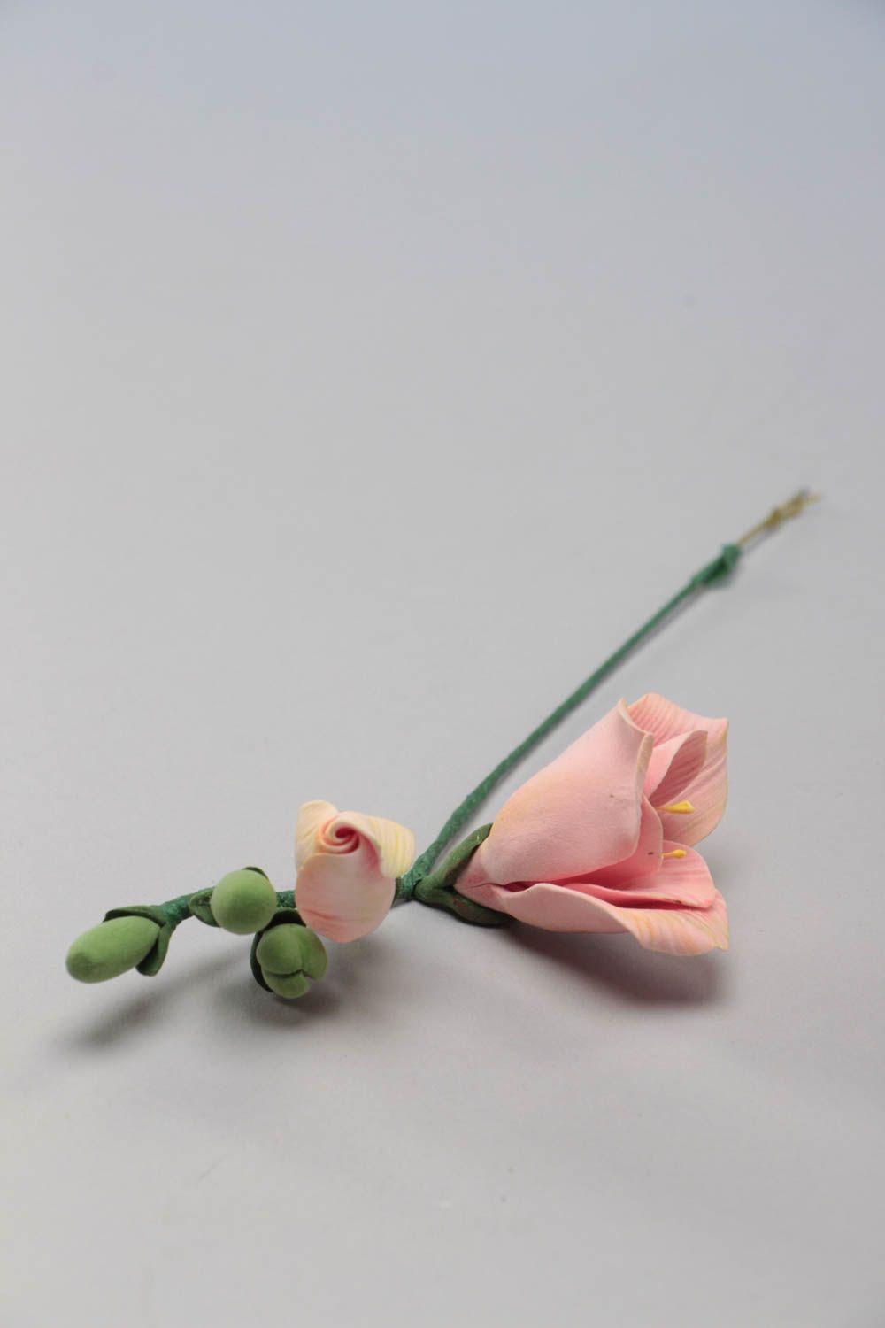 Искусственный цветок из полимерной глины в виде фрезии ручной работы фото 2