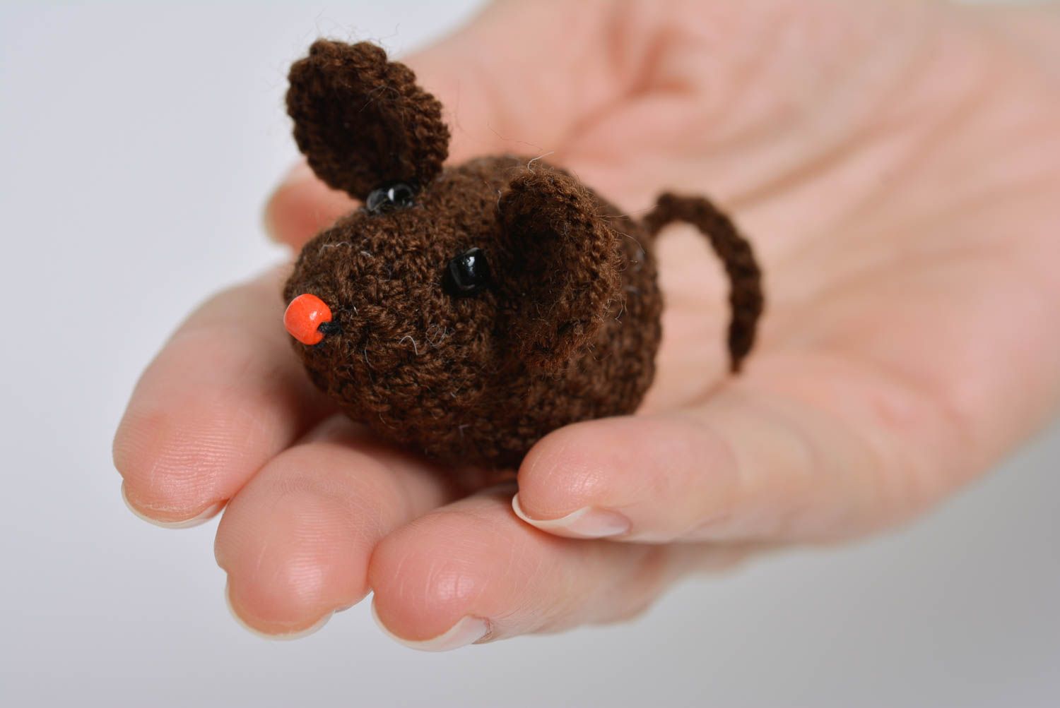 Маленькая детская мягкая вязаная игрушка мышка коричневая ручной работы  фото 5