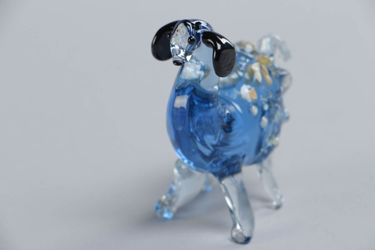 Голубая фигурка из стекла баран в технике лэмпворк авторская статуэтка ручной работы фото 3