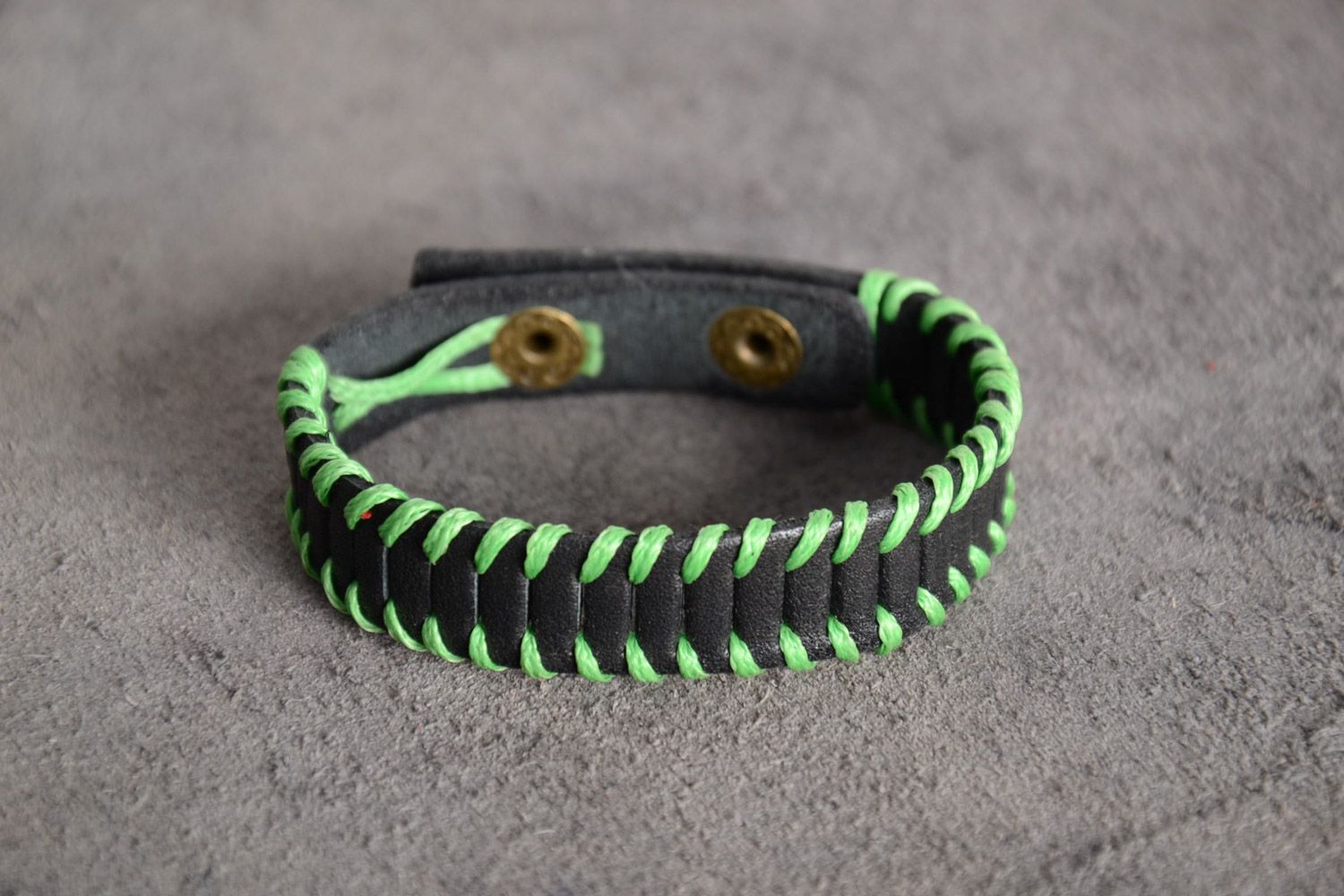 Bracelet en cuir naturel noir et vert fin stylé unisexe fait main original photo 1