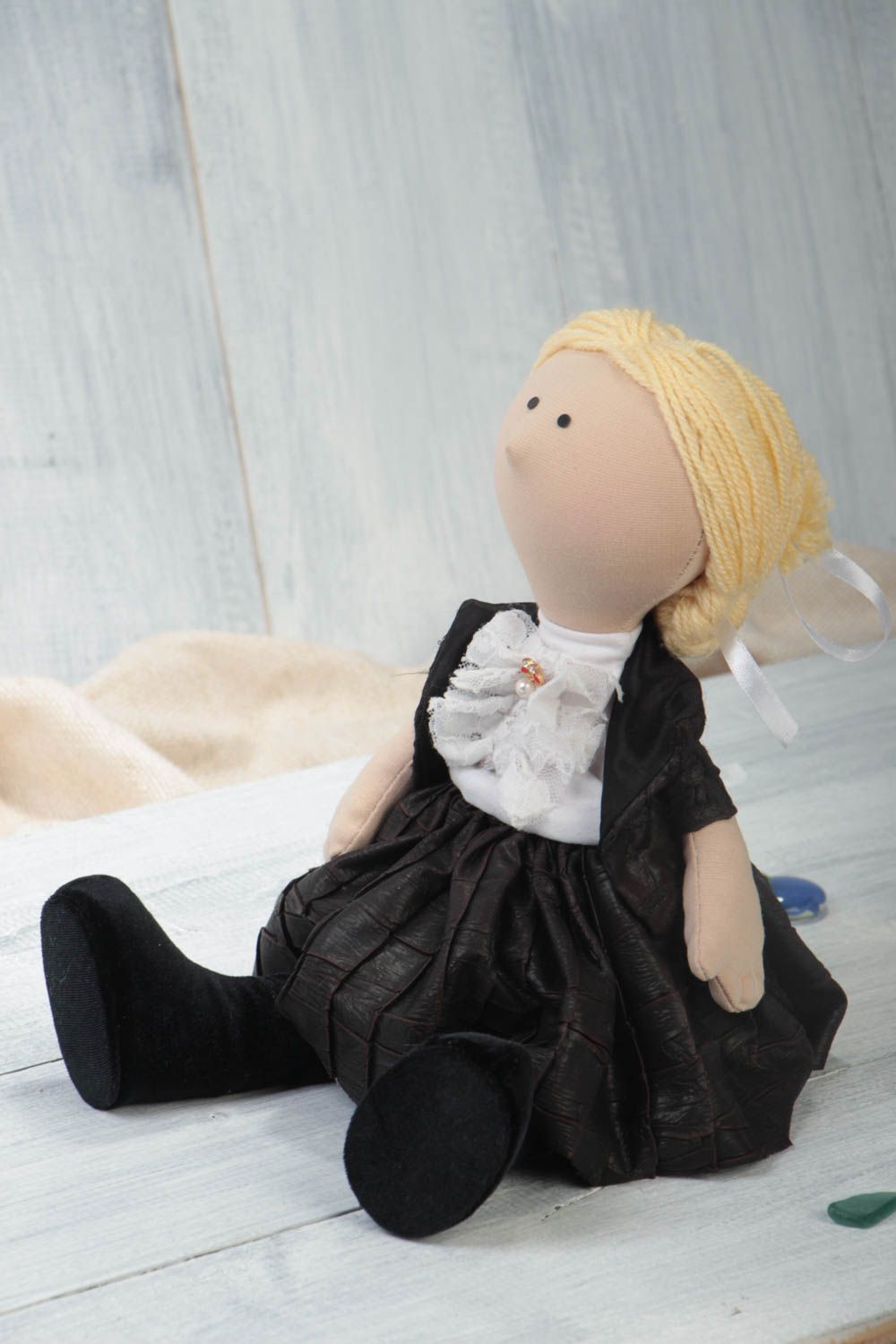 Poupée molle faite main en tissu blonde en robe noire cadeau pour enfant photo 1