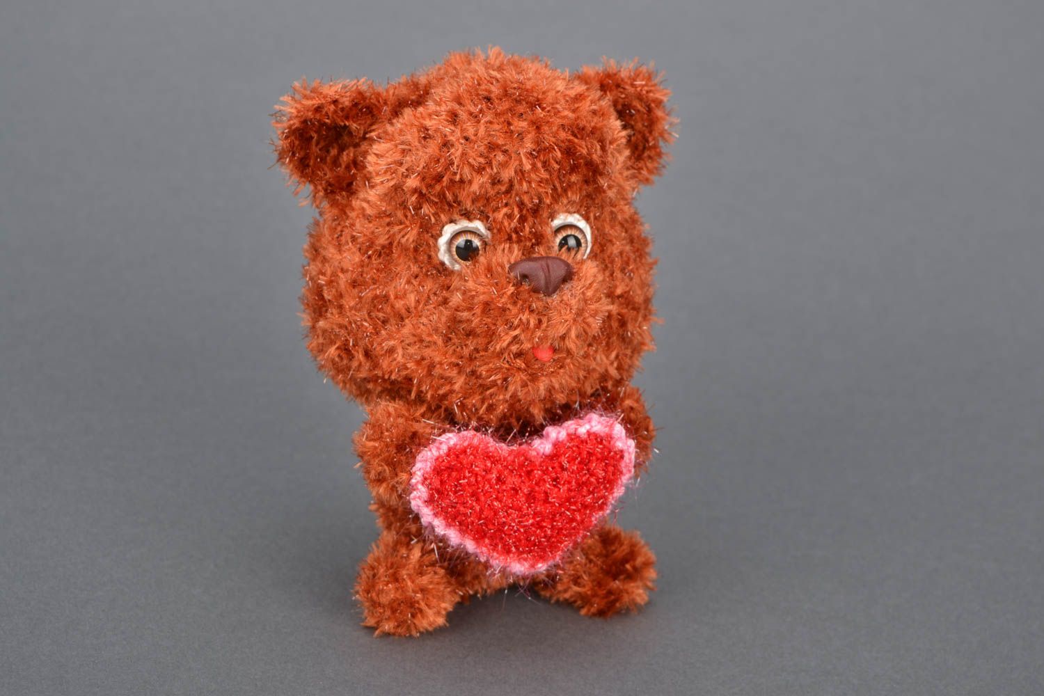 Мягкая вязаная игрушка Бурый медвежонок с сердцем фото 1