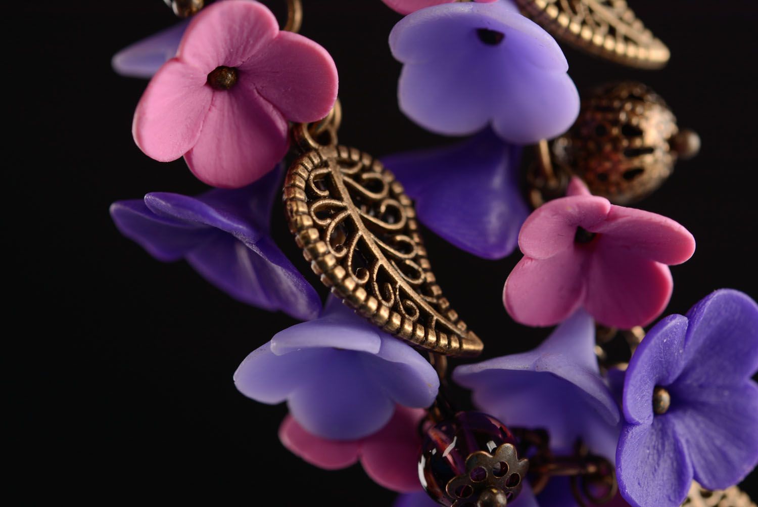 Violettes Armband mit Blumen aus Polymerton foto 3