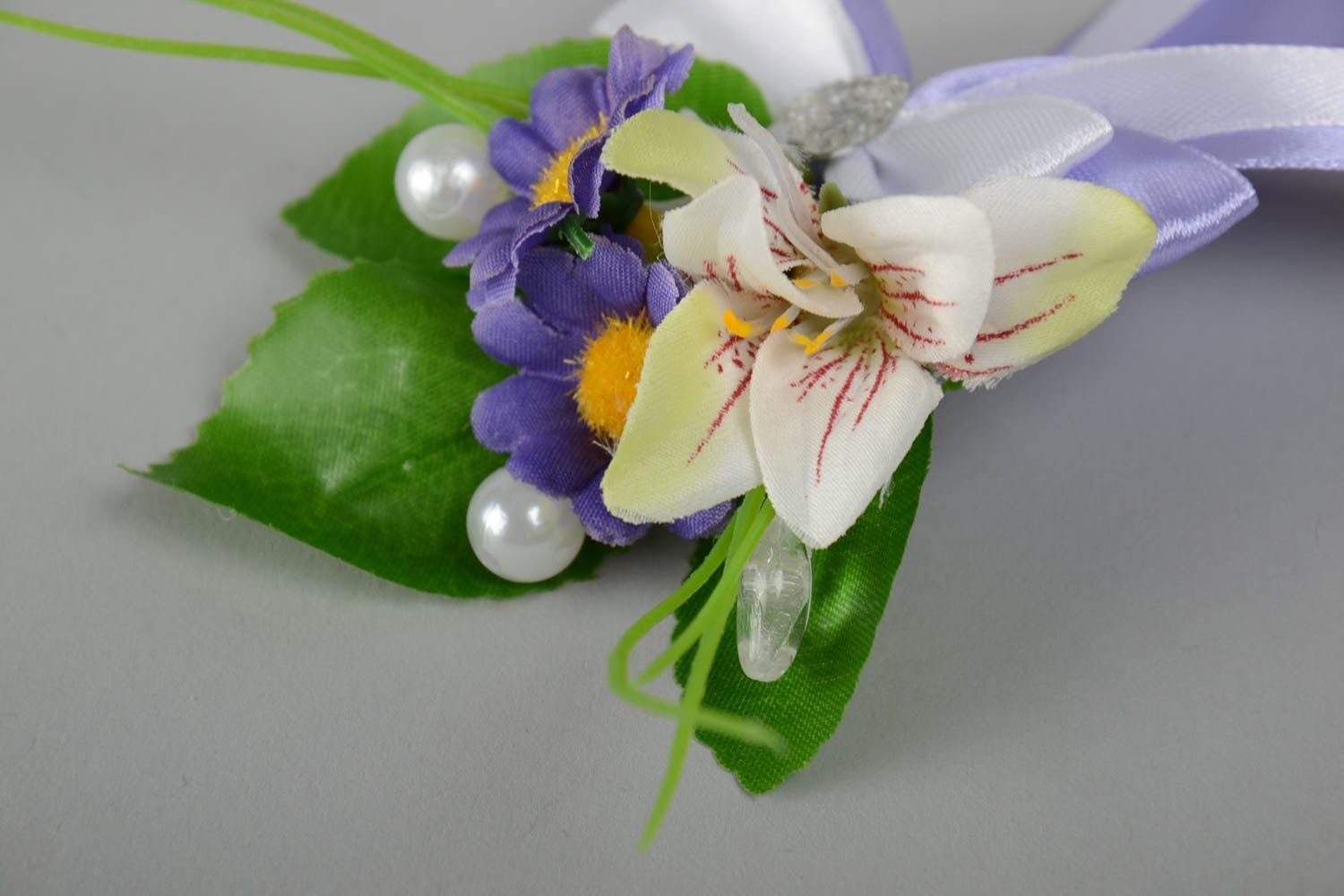 Botonier artesanal para novio bonito con flores y raso en el alfiler foto 4