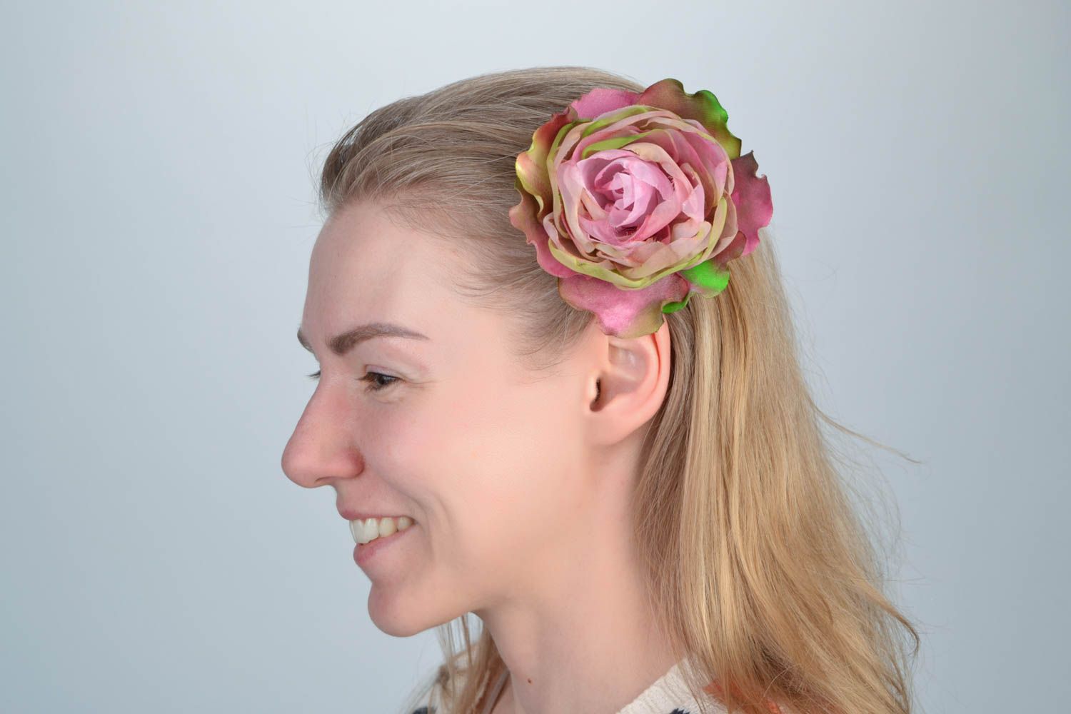 Handmade Blumen Haarklammer aus Atlas und Organza rosa schön für Damen Teerose foto 1