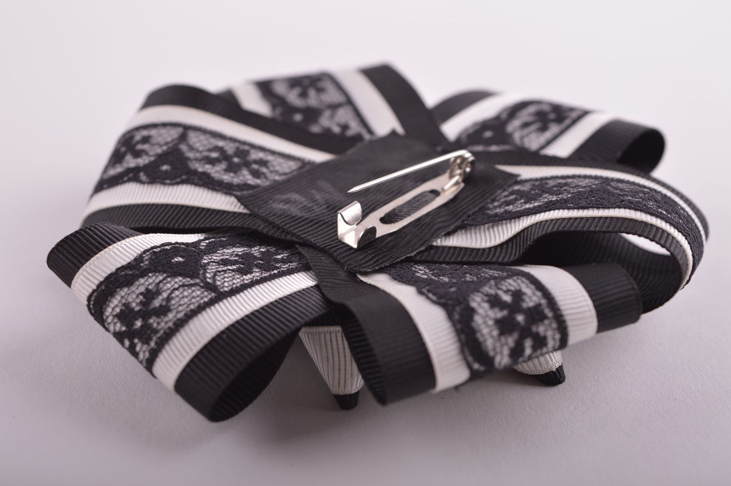 Broche textile Bijou fait main noir et blanc rubans de reps Accessoire femme photo 4