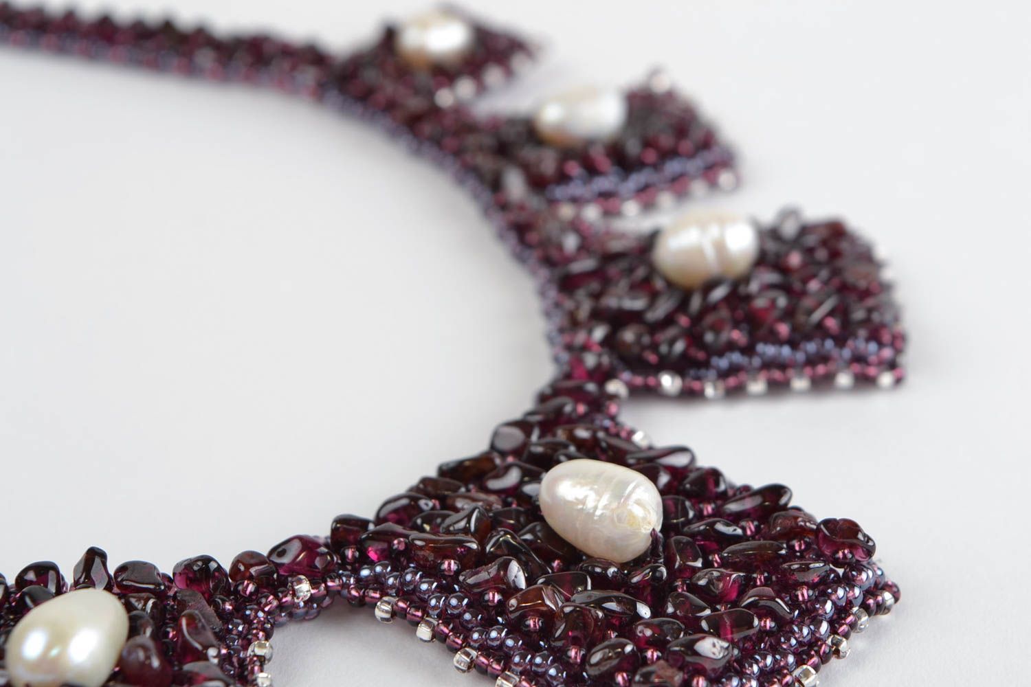 Ожерелье из бисера и натурального камня плетеное красивое ручной работы фото 4