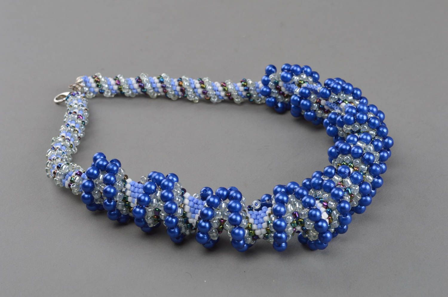 Blaues künstlerisches Collier aus Glasperlen originell schön handgeschaffen foto 2
