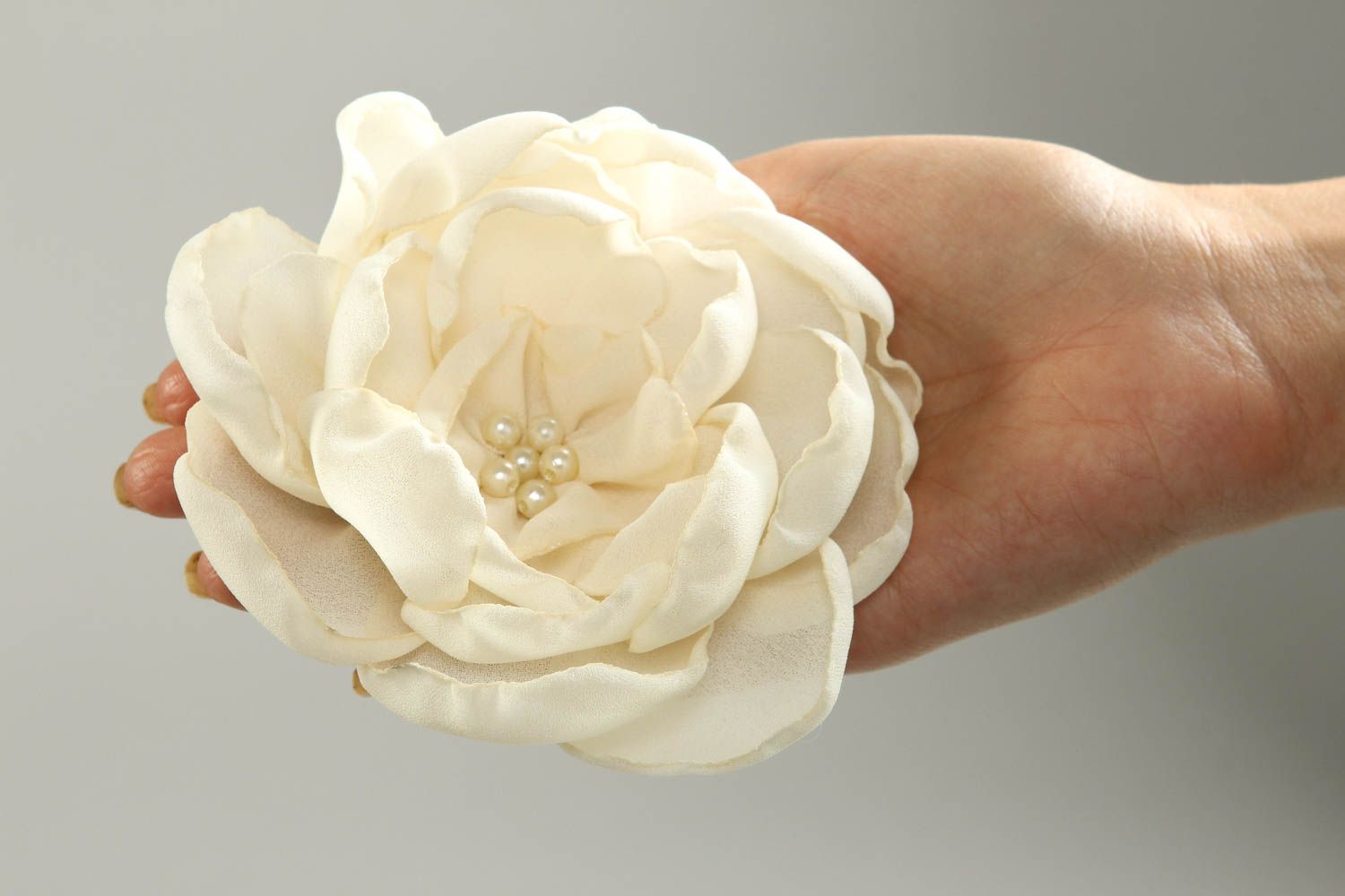 Handmade Blume Brosche weiß Designer Schmuck Accessoire für Frauen Krepp Chiffon foto 5