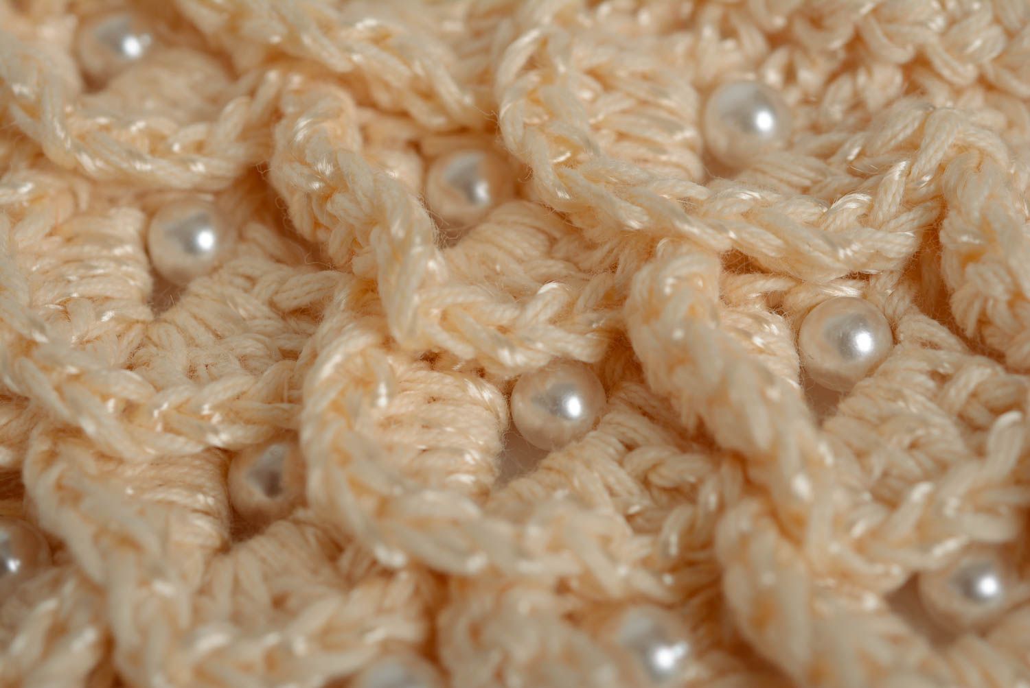 Joli collier tricoté en fils acryliques avec perles fausses beige fait main photo 2