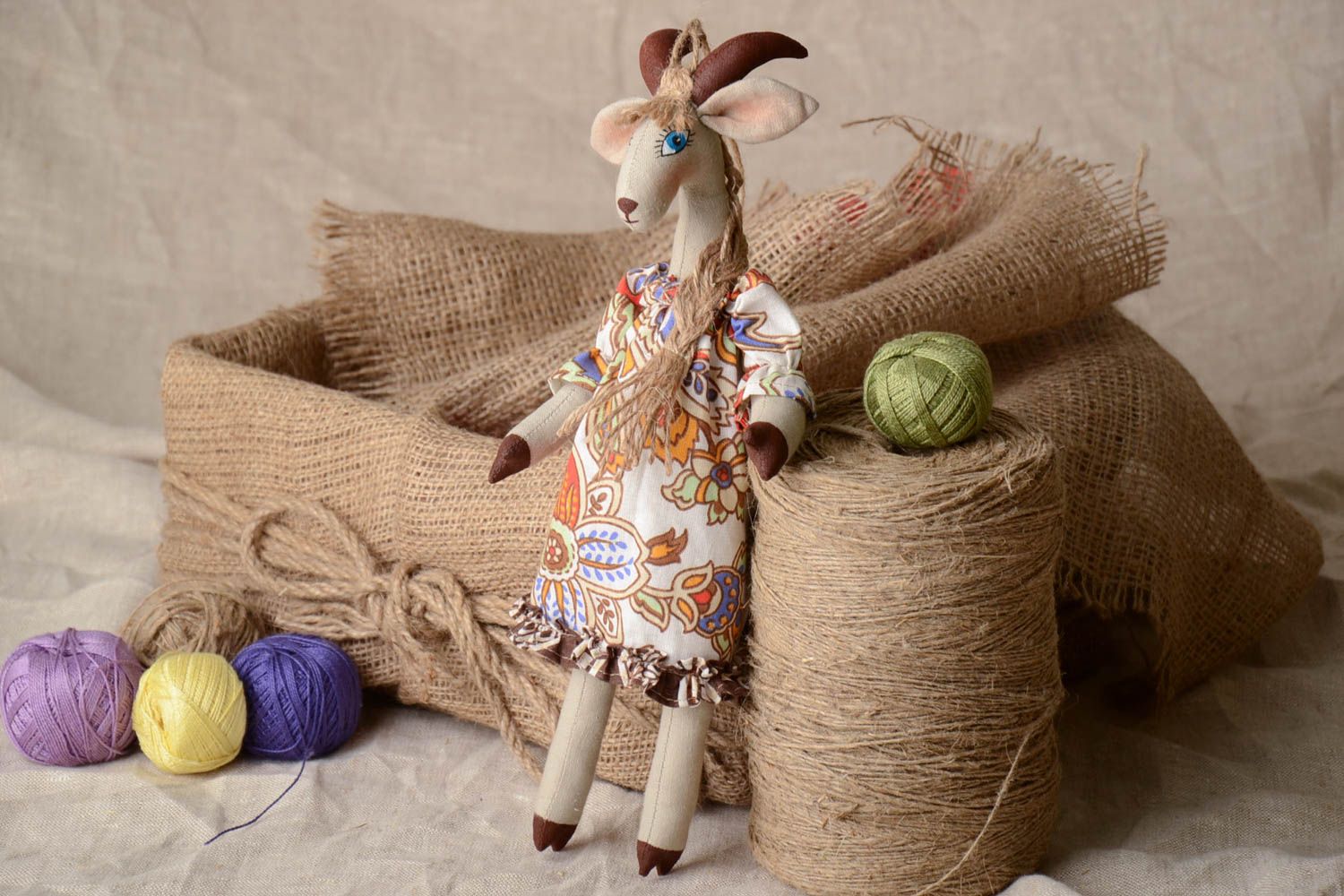 Jouet mou fait main Chèvre en lin et toile de coton décoratif original fait main photo 1