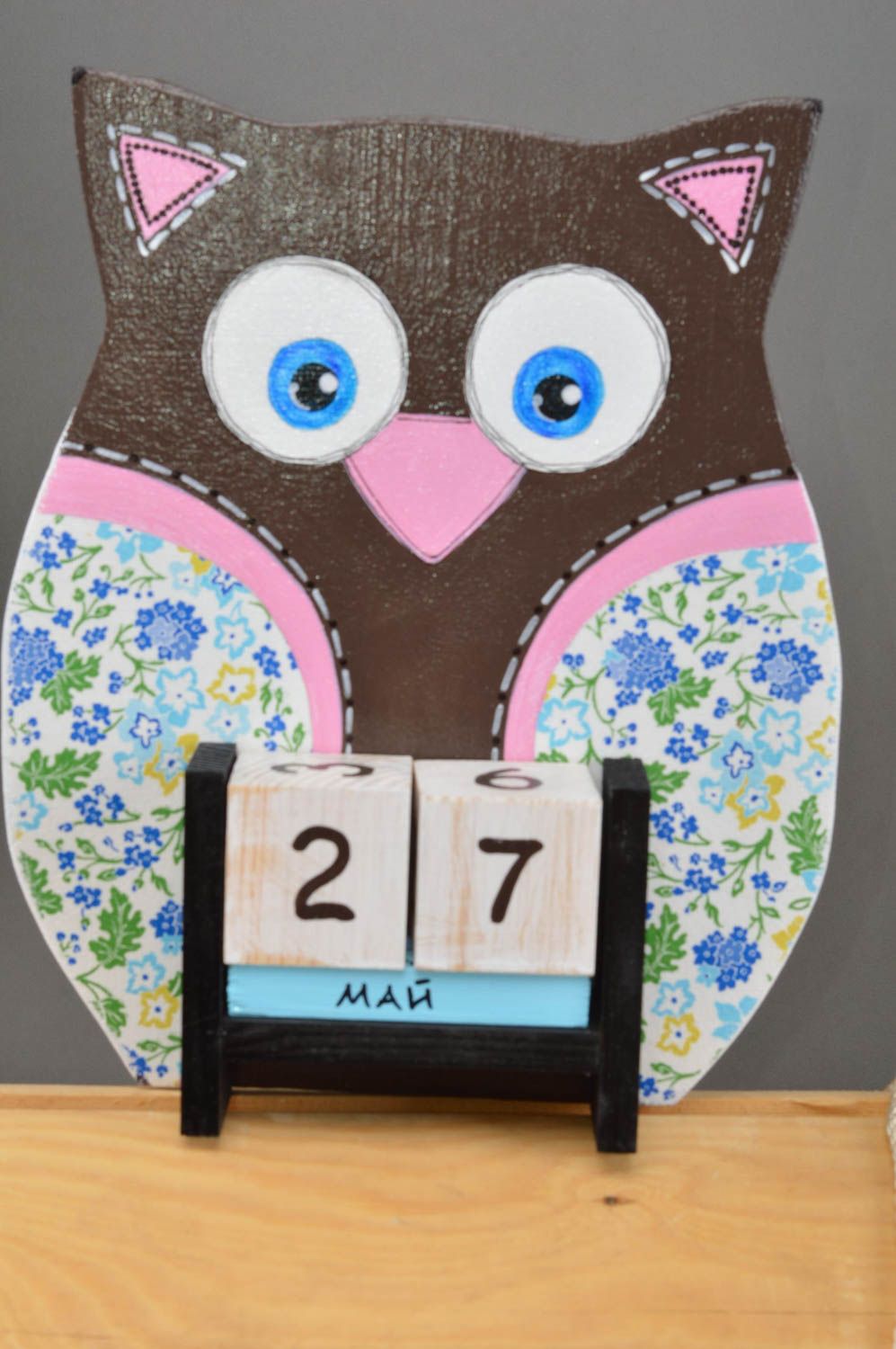 Детский календарь в виде совы из фанеры декупаж васильки ручной работы фото 2