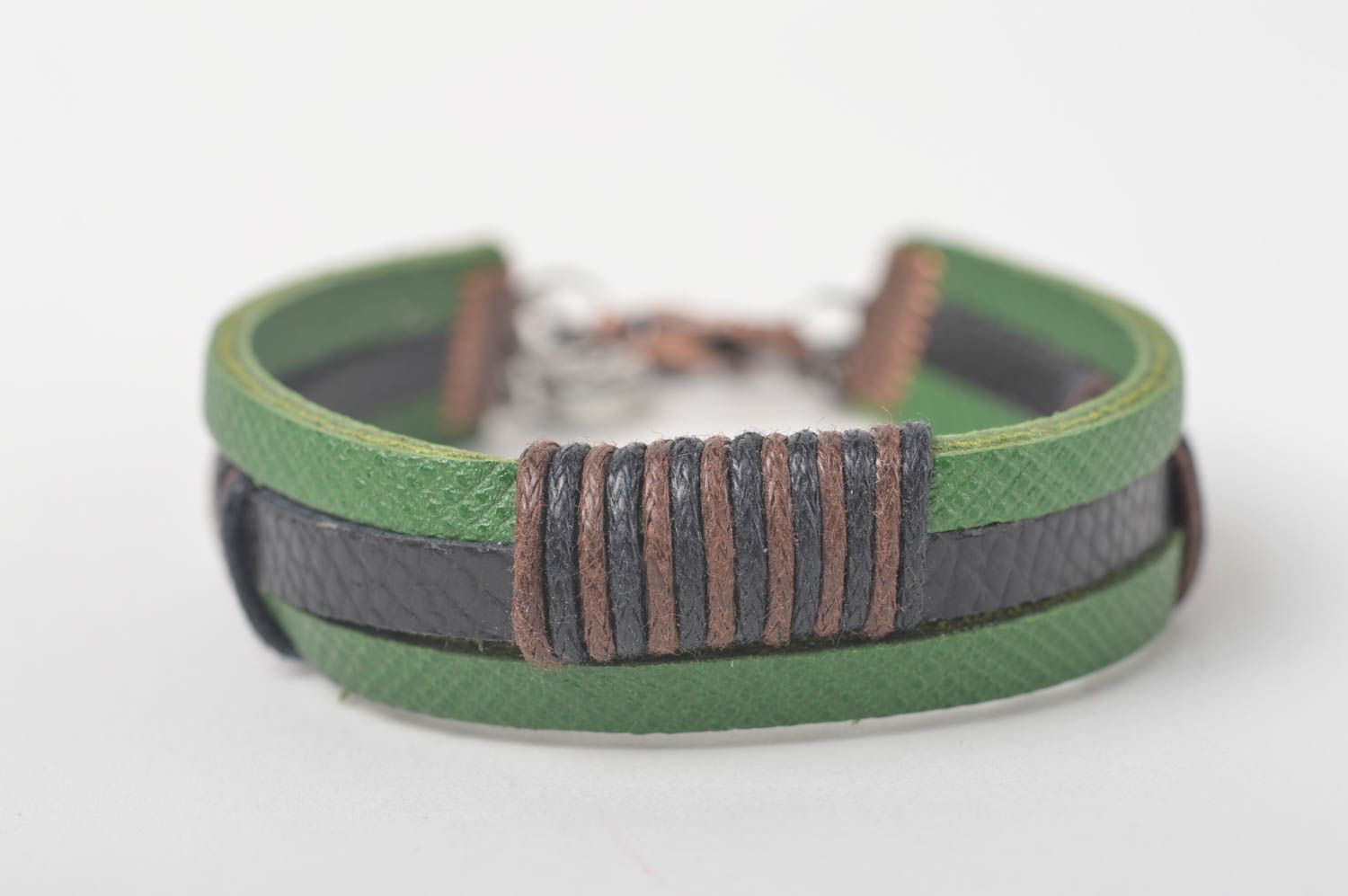 Зеленый браслет ручной работы браслет из кожи дизайнерское украшение стильное фото 2