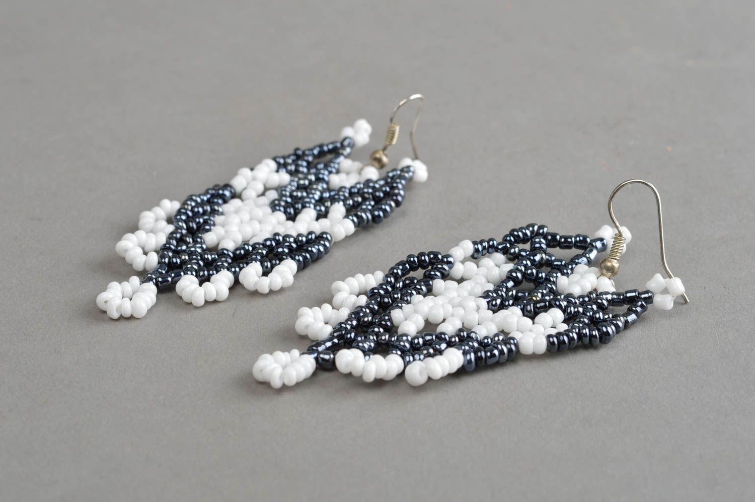 Boucles d'oreilles en perles de rocaille pendantes larges noir-blanc faites main photo 3