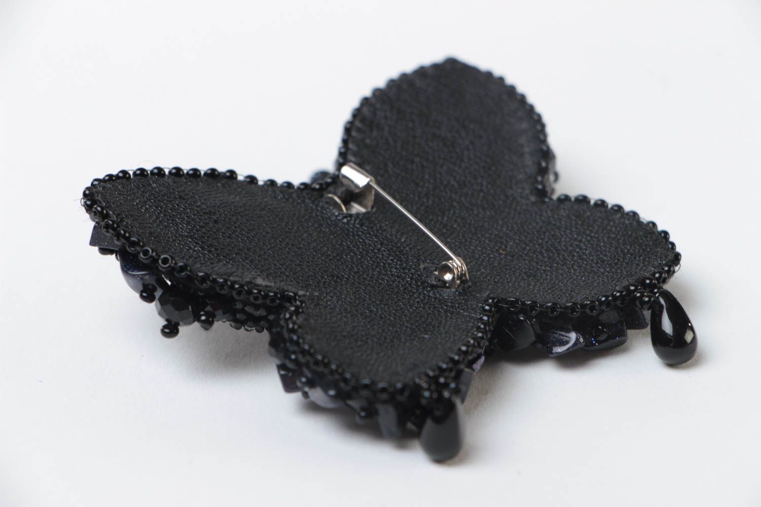 Элегантная черная брошь с вышивкой бисером и натуральными камнями в виде бабочки фото 4
