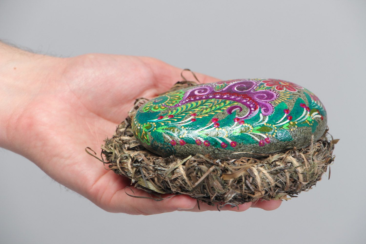 Морской камень с росписью ручной работы для декора дома на плетеной подставке фото 5