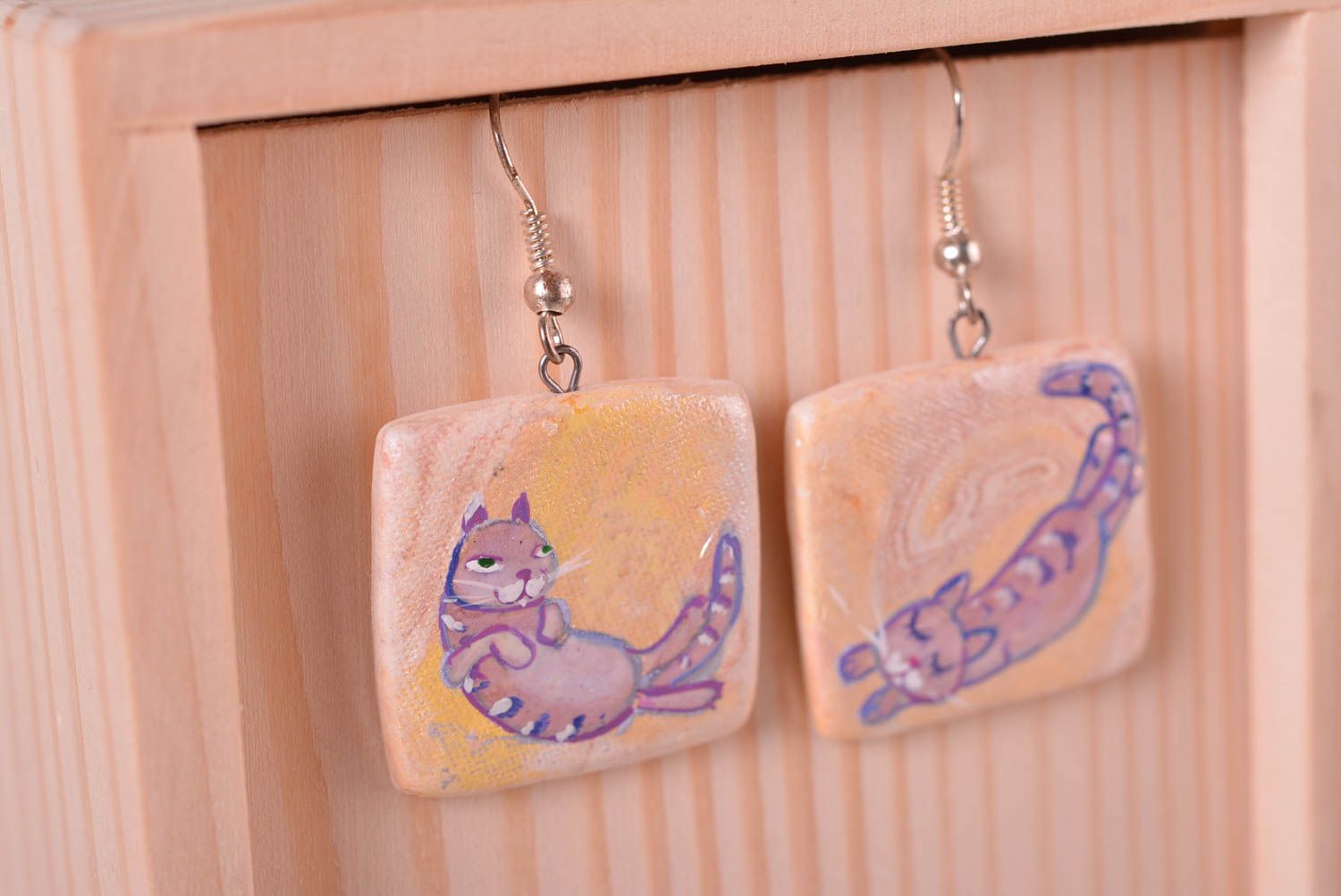 Orecchini belli in argilla fatti a mano accessorio originale con gatti foto 1