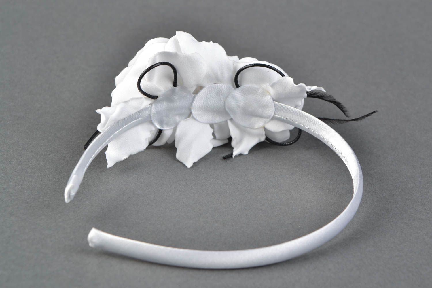 Diadema con flores de raso blanca foto 4