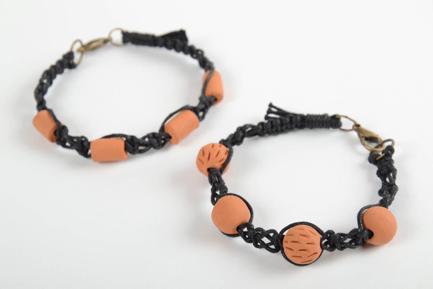 Набор керамических браслетов плетеных ручной работы авторских красивых 2 штуки фото 6
