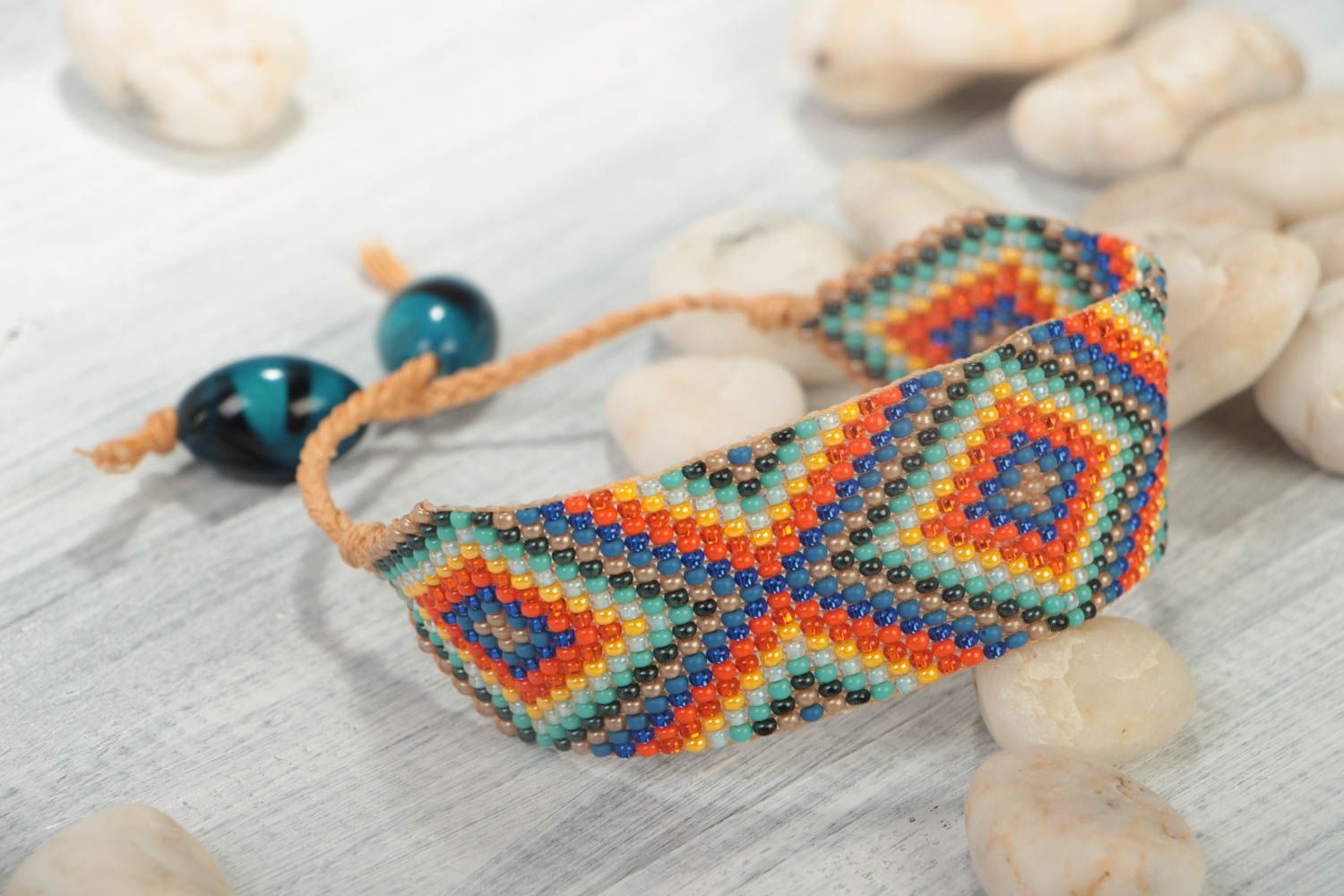 Bracelet en perles de rocaille multicolore fait main motif géométrique photo 1