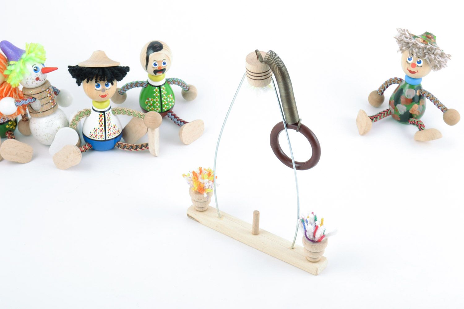El banco de madera artesanal para juguete o muñeco original para niños  foto 1