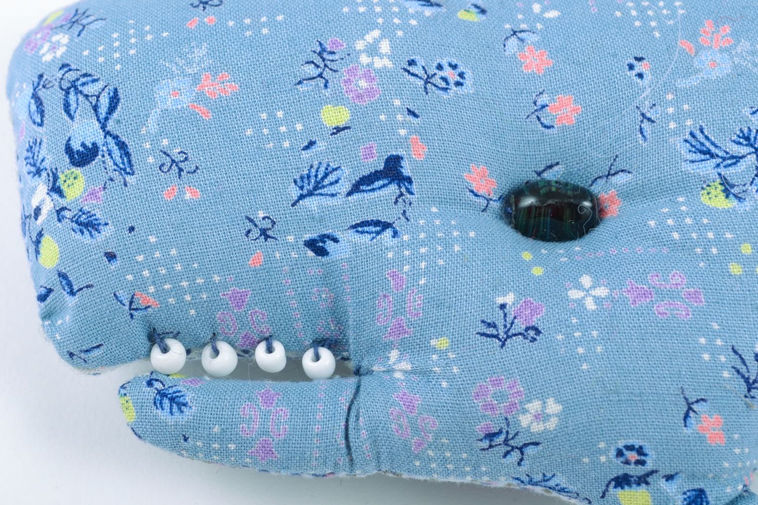 Petit jouet mou en tissu de coton Cachalot bleu à motif floral fait main photo 2
