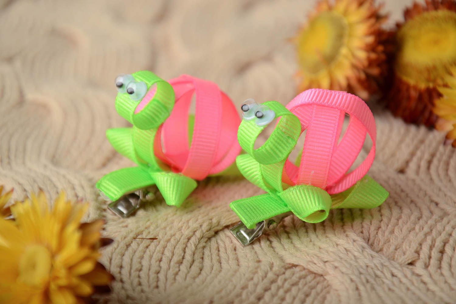 Set of 2 handmade decorative hair clips with colorful rep ribbon turtles for kids photo 1
