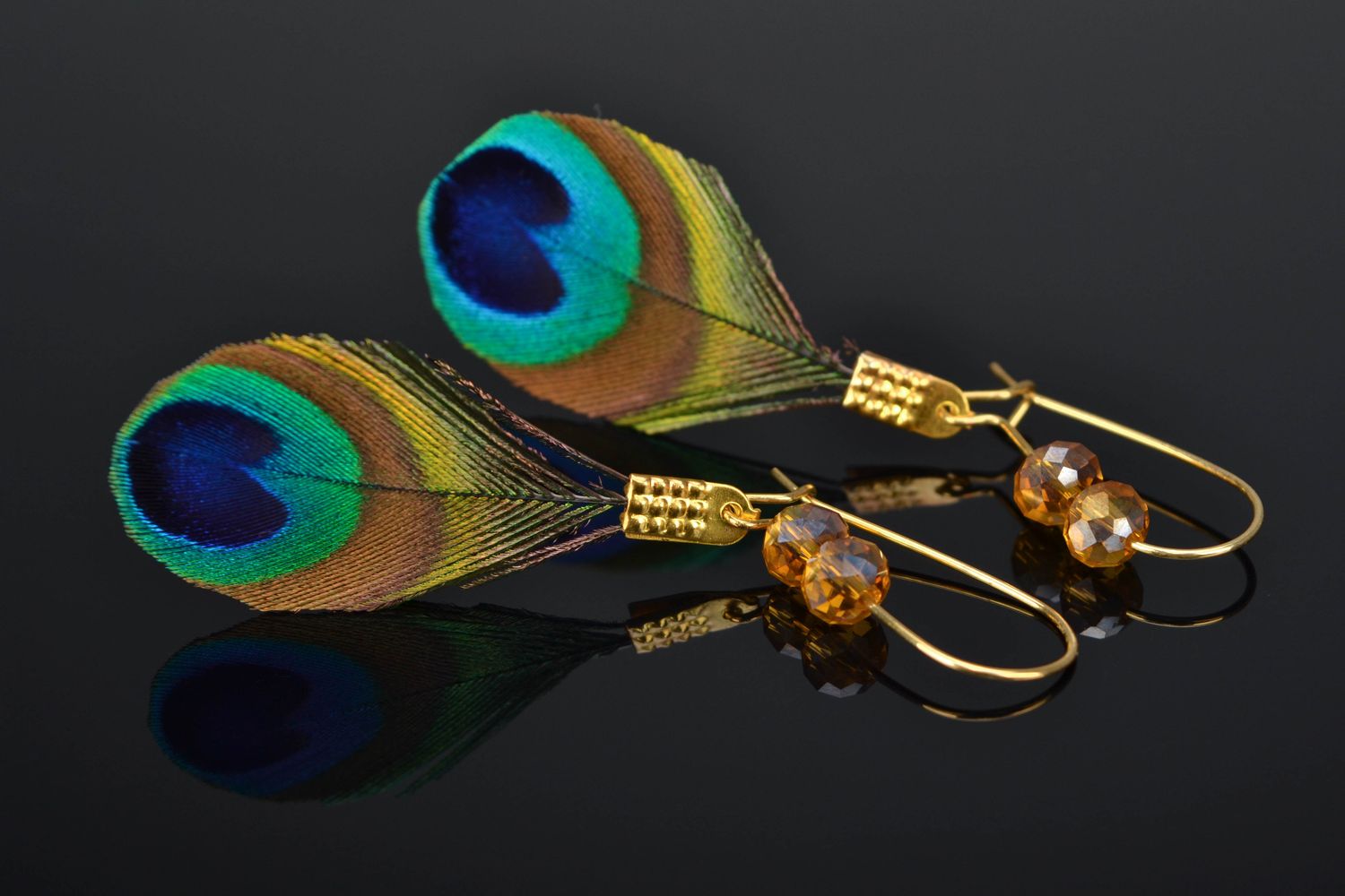 Pendientes artesanales de plumas de pavo real foto 1