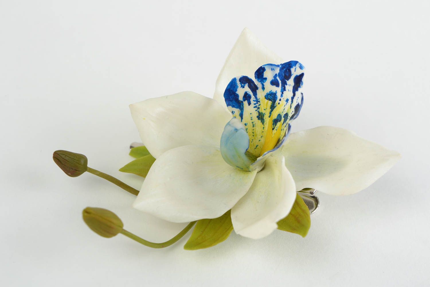 Белая заколка брошь из холодного фарфора в виде орхидеи ручной работы объемная  фото 4