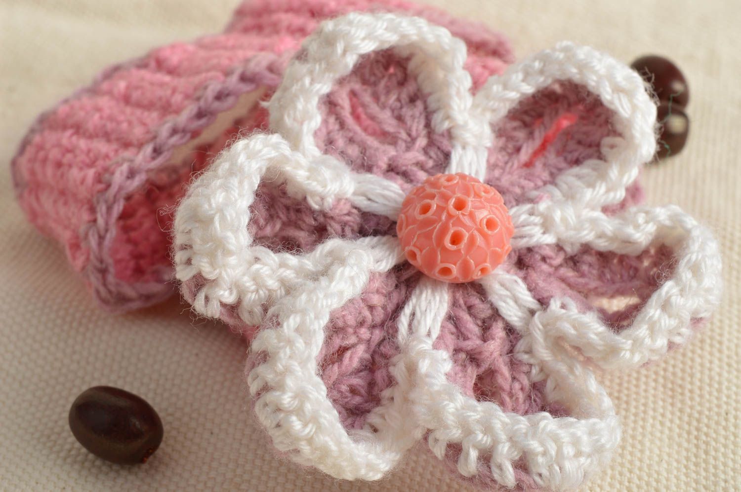 Banda de pelo infantil con flor artesanal tejida a ganchillo de color rosado  foto 1