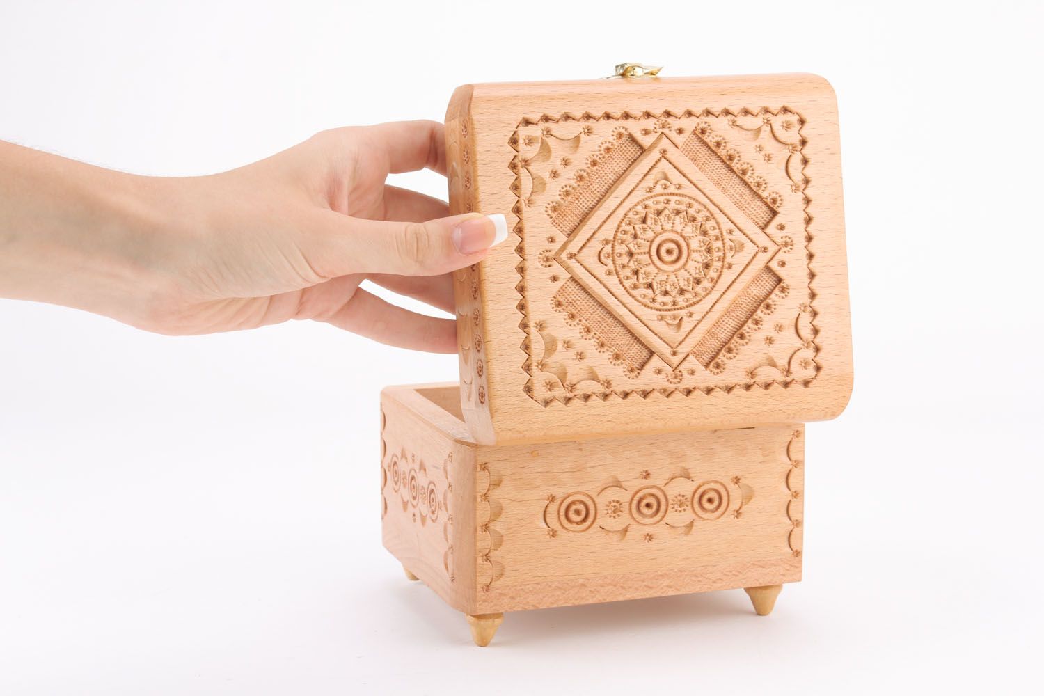 Boîte à bijoux en bois sculpté à la main photo 1