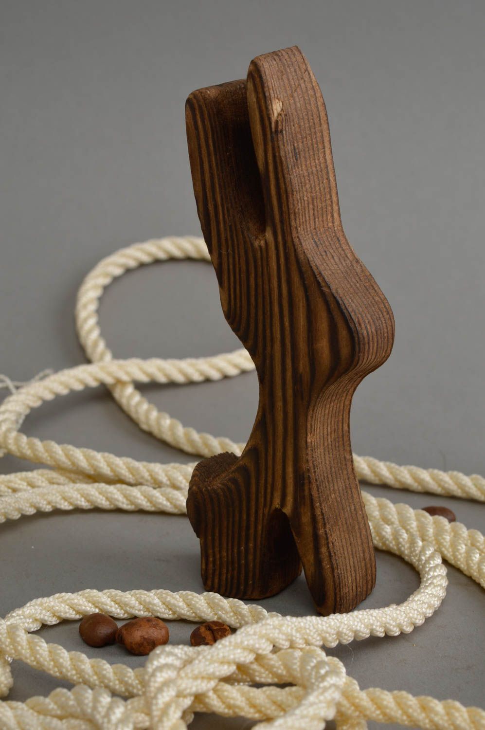 Figurine lièvre en bois de pin faite main écologique décorative originale photo 1