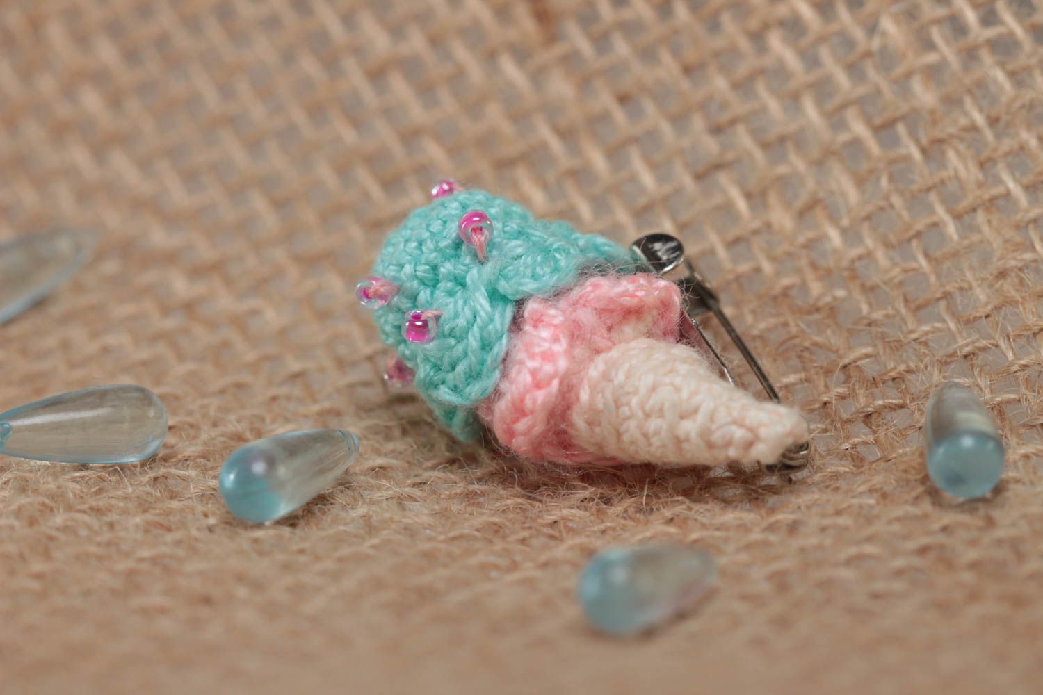 Broche tricotée en fils cotonniers faite main miniature en forme de glace photo 1