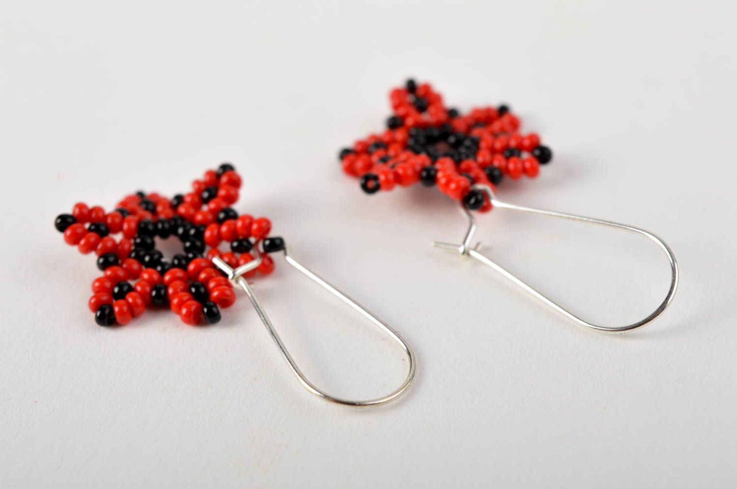 Boucles d'oreilles fait main Bijou original rouge noir fleurs Accessoire femme photo 4