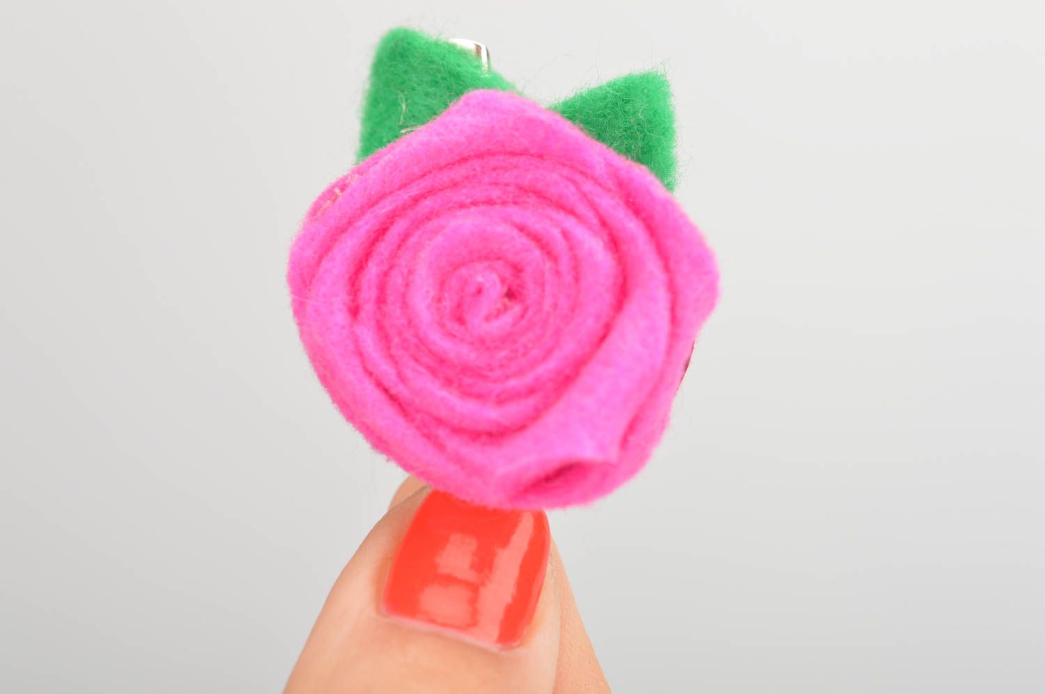 Фетровая заколка брошь в виде цветка ручной работы розовая красивая Роза фото 2
